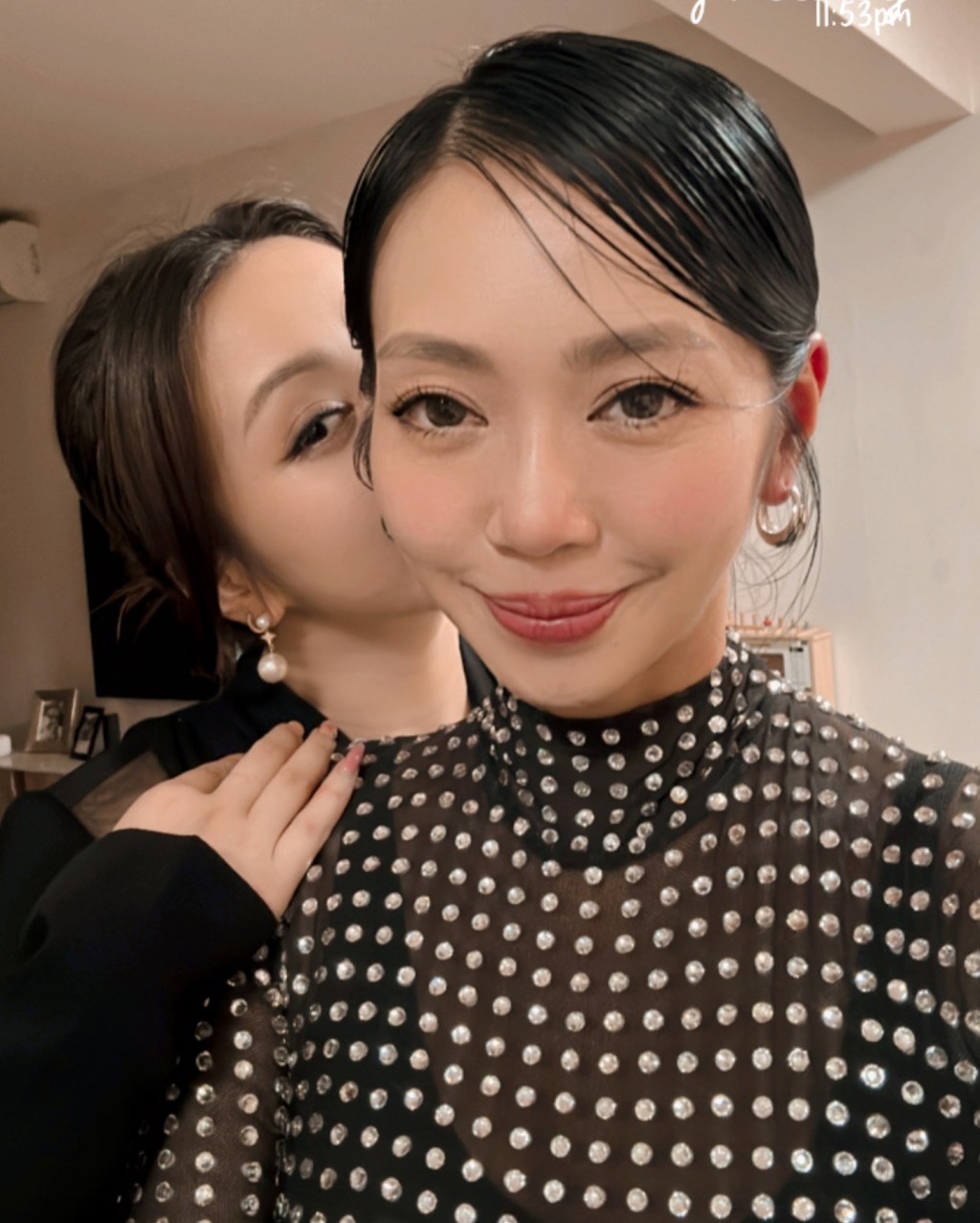 JW家姐力撐妹妹，指她情感堅強且善良。
