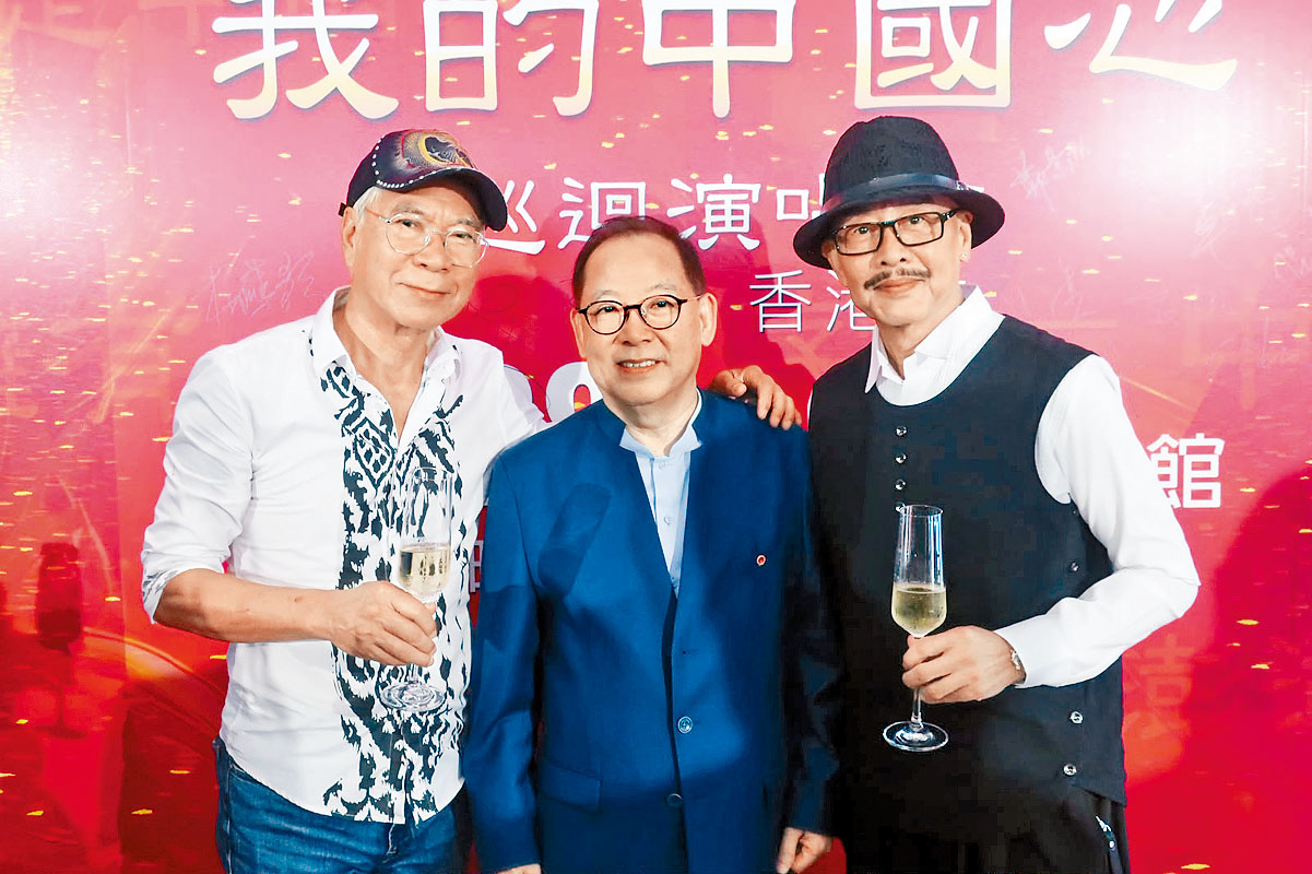 ■杜燕歌（右）、李龍基（左）齊撐老友張明敏。