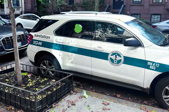 車主把一張「羞恥貼紙」貼在清潔局車輛窗戶上。 Catherina Gioino X圖片
