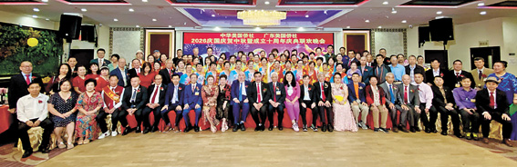 出席20日慶典晚會部分嘉賓合影。 張之銘攝