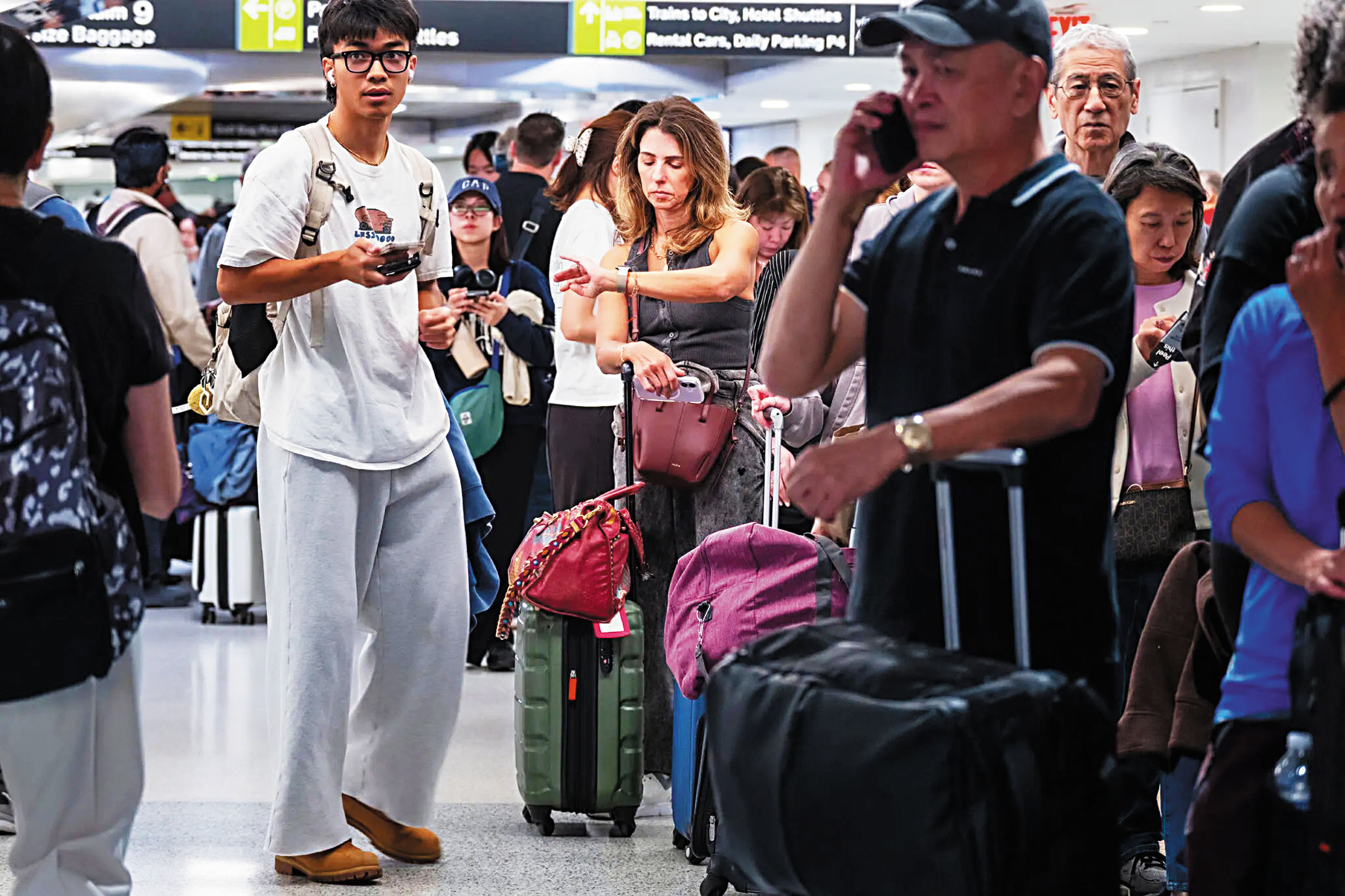 21日滯留在紐瓦克自由國際機場的旅客。紐約時報