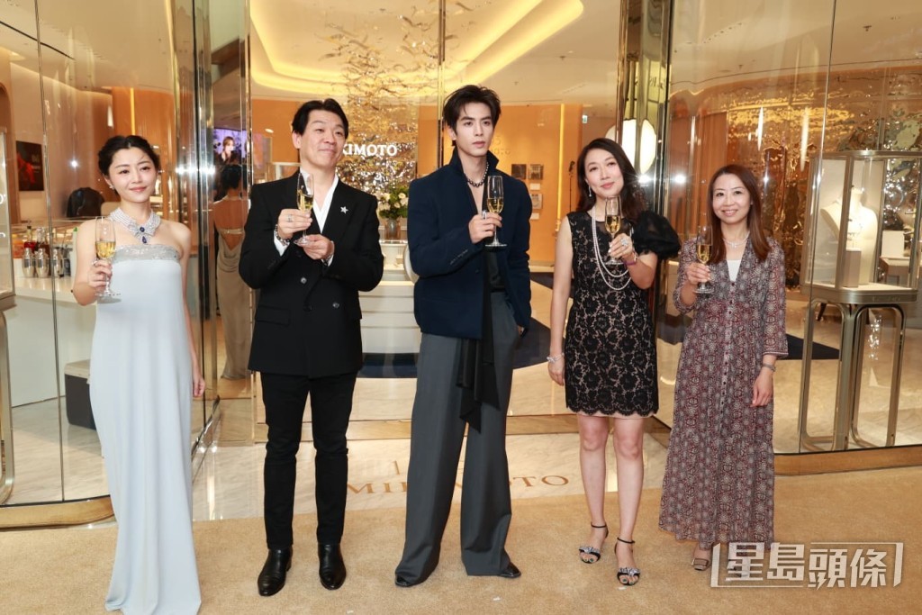 衛詩雅與宋威龍一同與品牌高層祝酒。