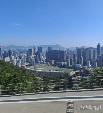 「眺馬閣」景觀開揚，可遠眺跑馬地馬場。