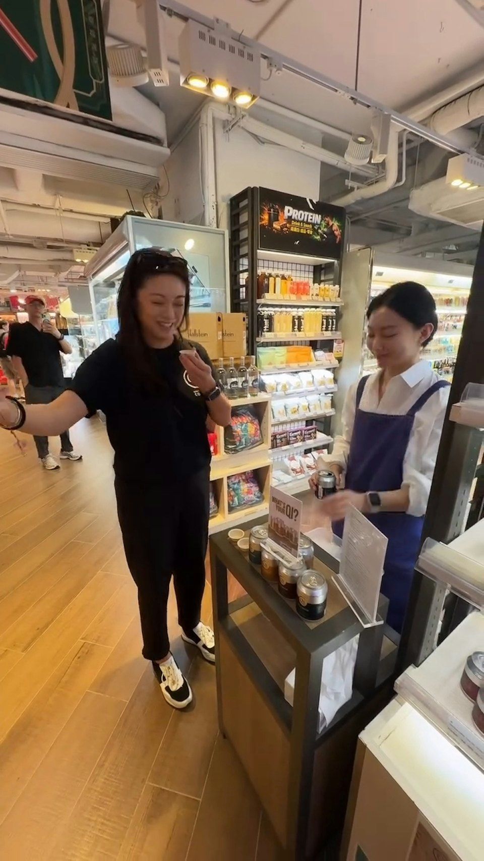 廖碧兒近日為工作拍片,可見男友呂禮章在身後陪伴,支持女友工作。