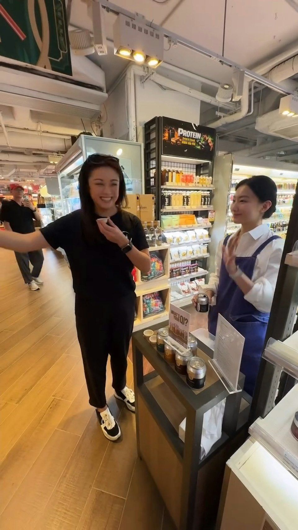 廖碧兒與呂禮章正在蜜運中。