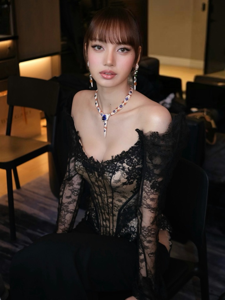 Lisa在其紀錄片中提及,在K-Pop的文化背景下,偶像通常不能談戀愛。