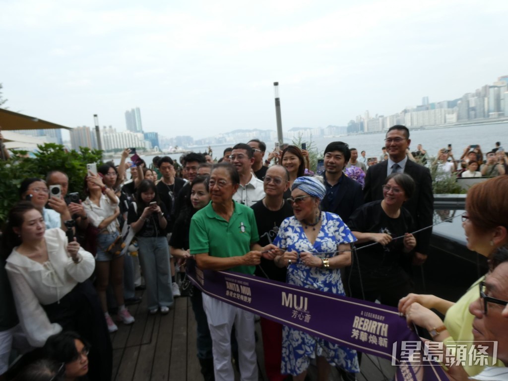 張文新與太太車淑梅、文雋、邵音音及「芳心薈」會長Eva等一同參與揭幕禮。