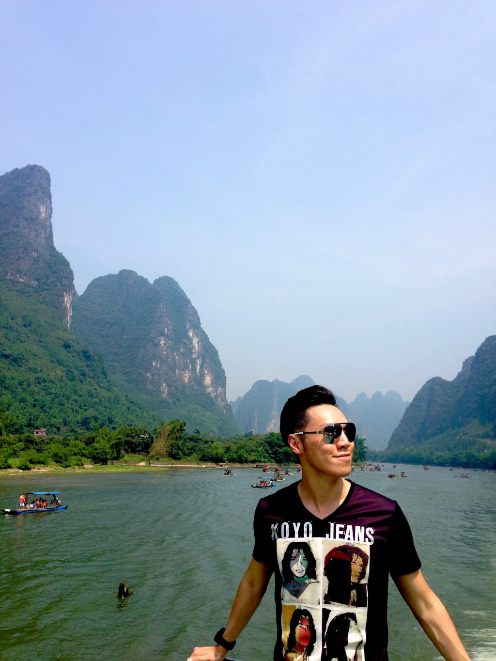 王賢誌早前貼出多張旅遊照,原來是舊照重溫,似乎懷念昔日時光。