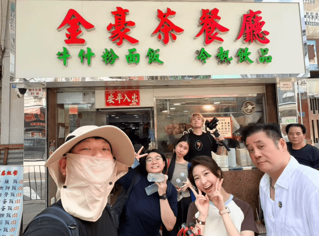 麥長青、許惠菁與節目幕後工作人員的合照。