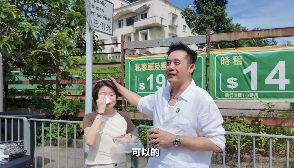 見到Charmaine情緒激動，麥長青在旁溫馨安慰。