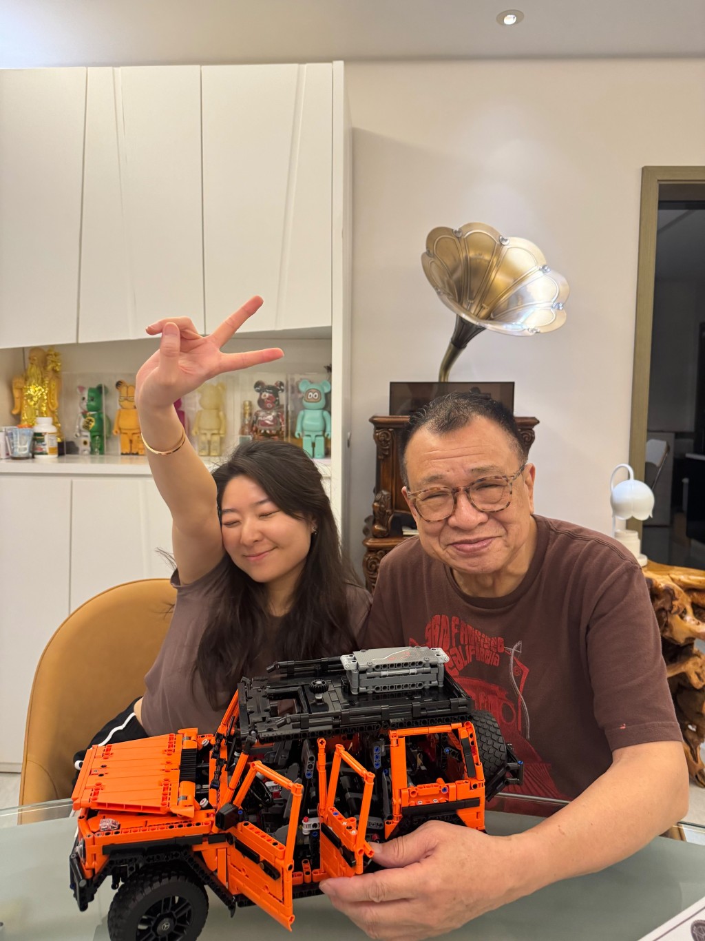 許惠菁感嘆父親向來性格硬淨，自己有時因此忽略了他，感到有些後悔。