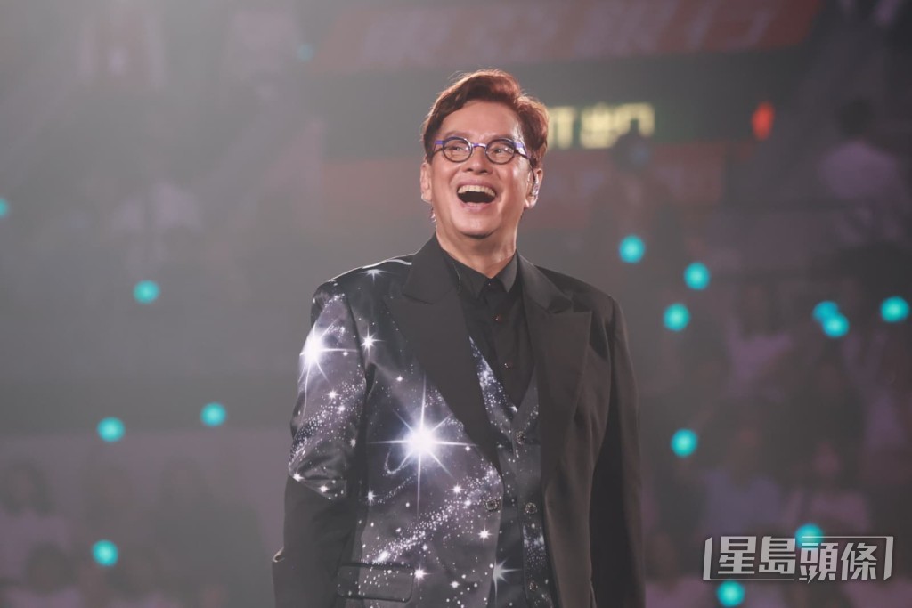譚詠麟在台上感激歌迷五十年來的支持。