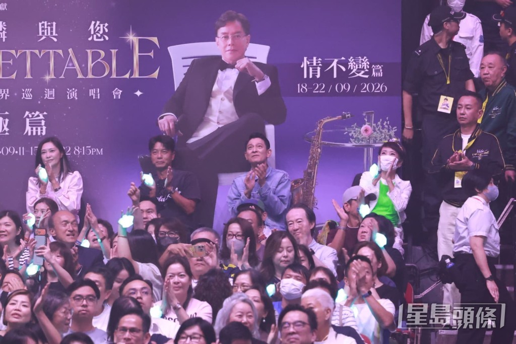 劉德華坐在好友李克勤與狄波拉之間。