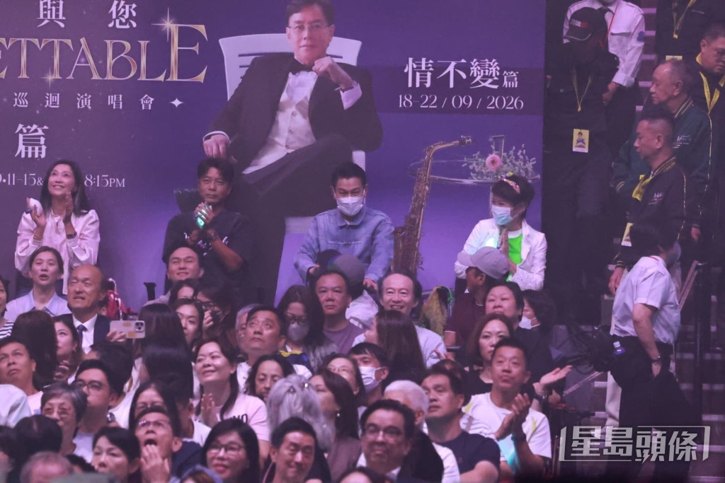 劉德華在演唱會開場後才低調入座。
