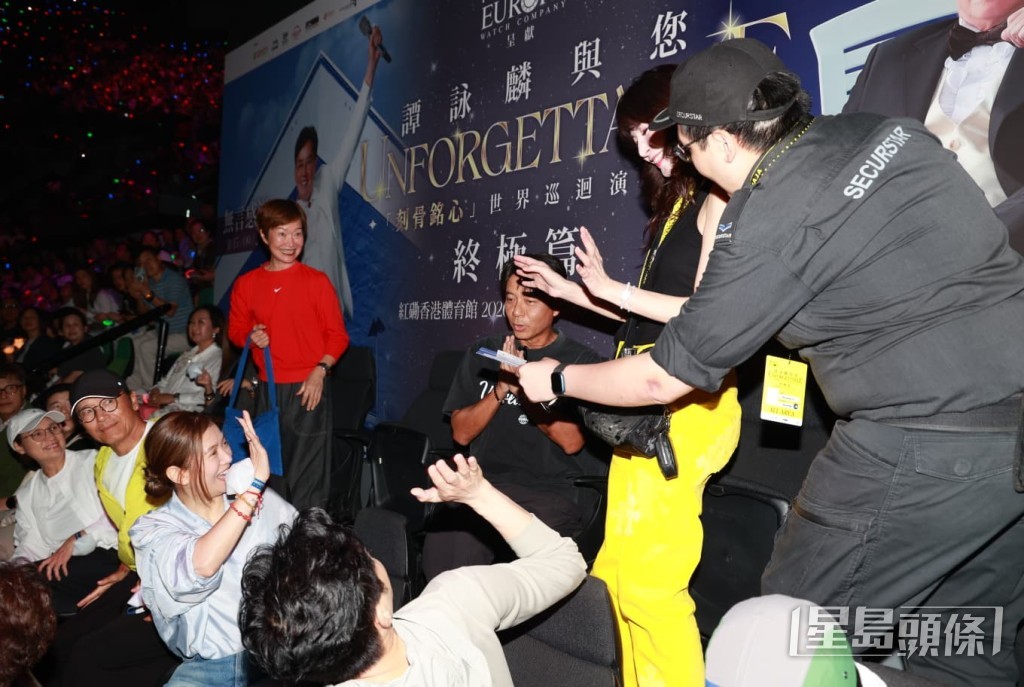 袁詠儀熱情地向友人打招呼。