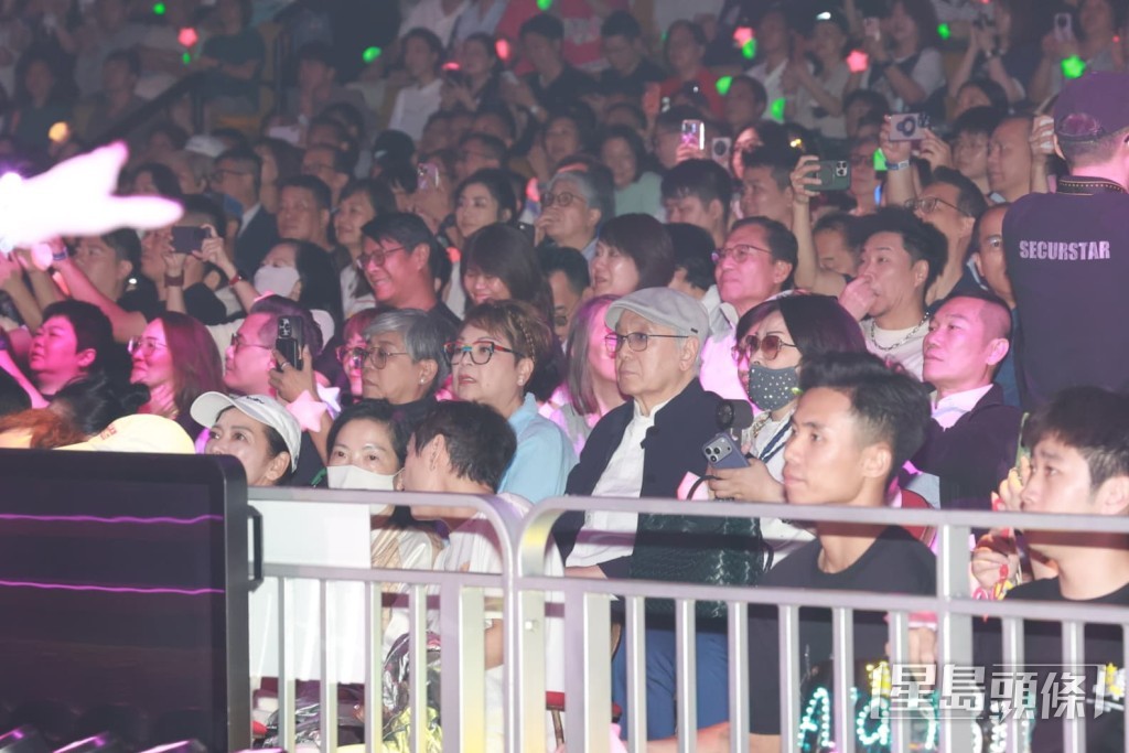 肥媽在台下欣賞譚詠麟的演出。