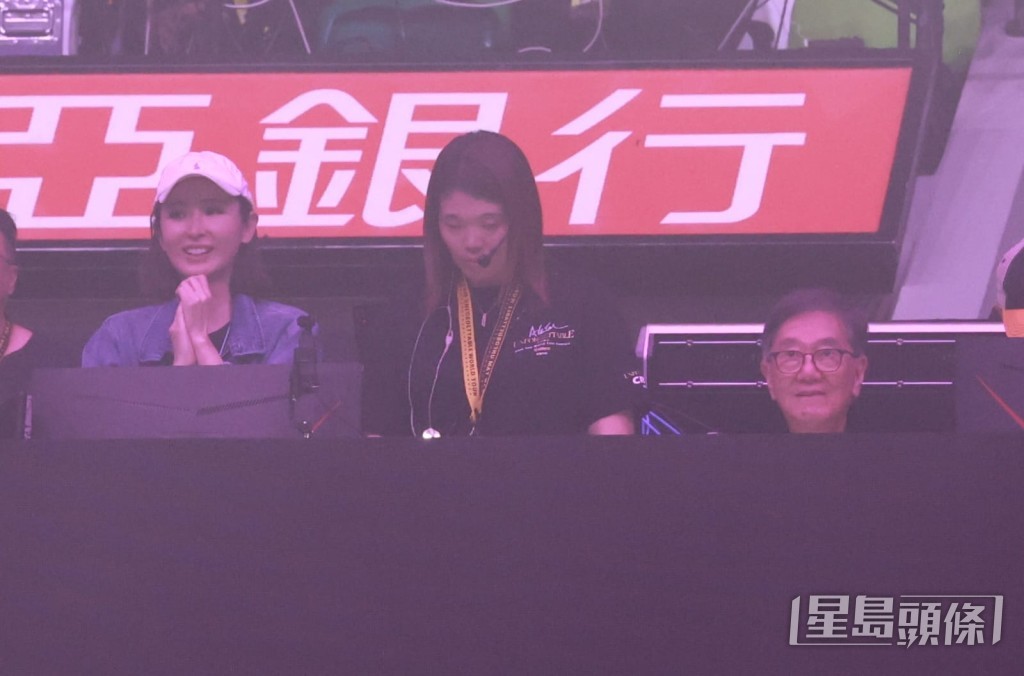 陳貝兒到控制台尋找父親。