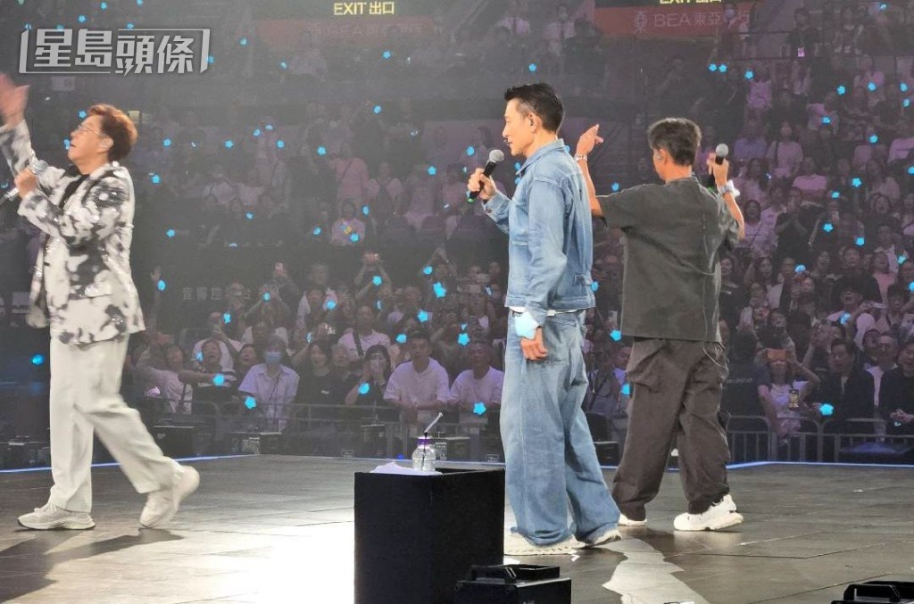 三人同台合唱歌曲《我在意》。