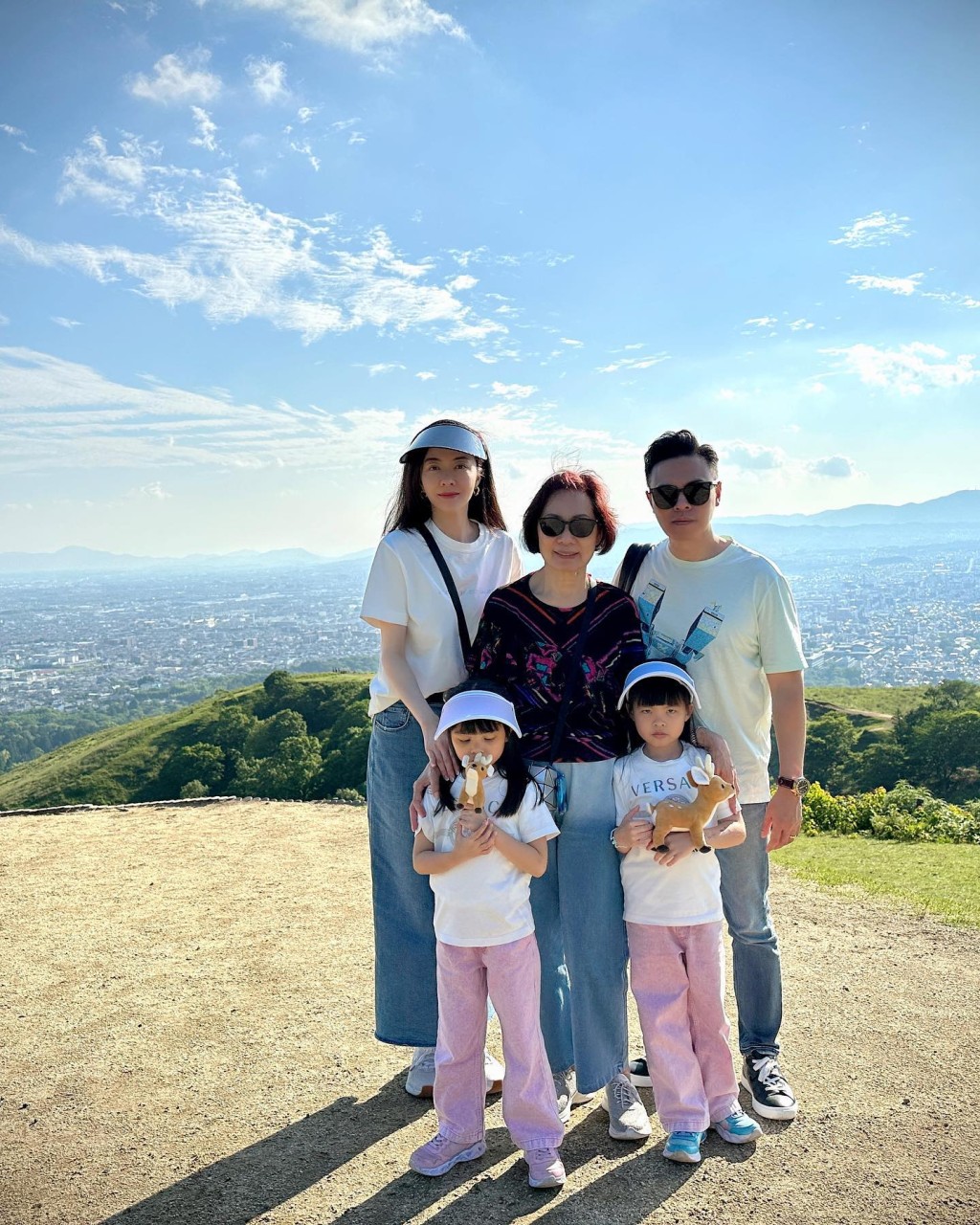 郭媽媽站在兒子郭可頌與媳婦熊黛林中間,關係融洽。