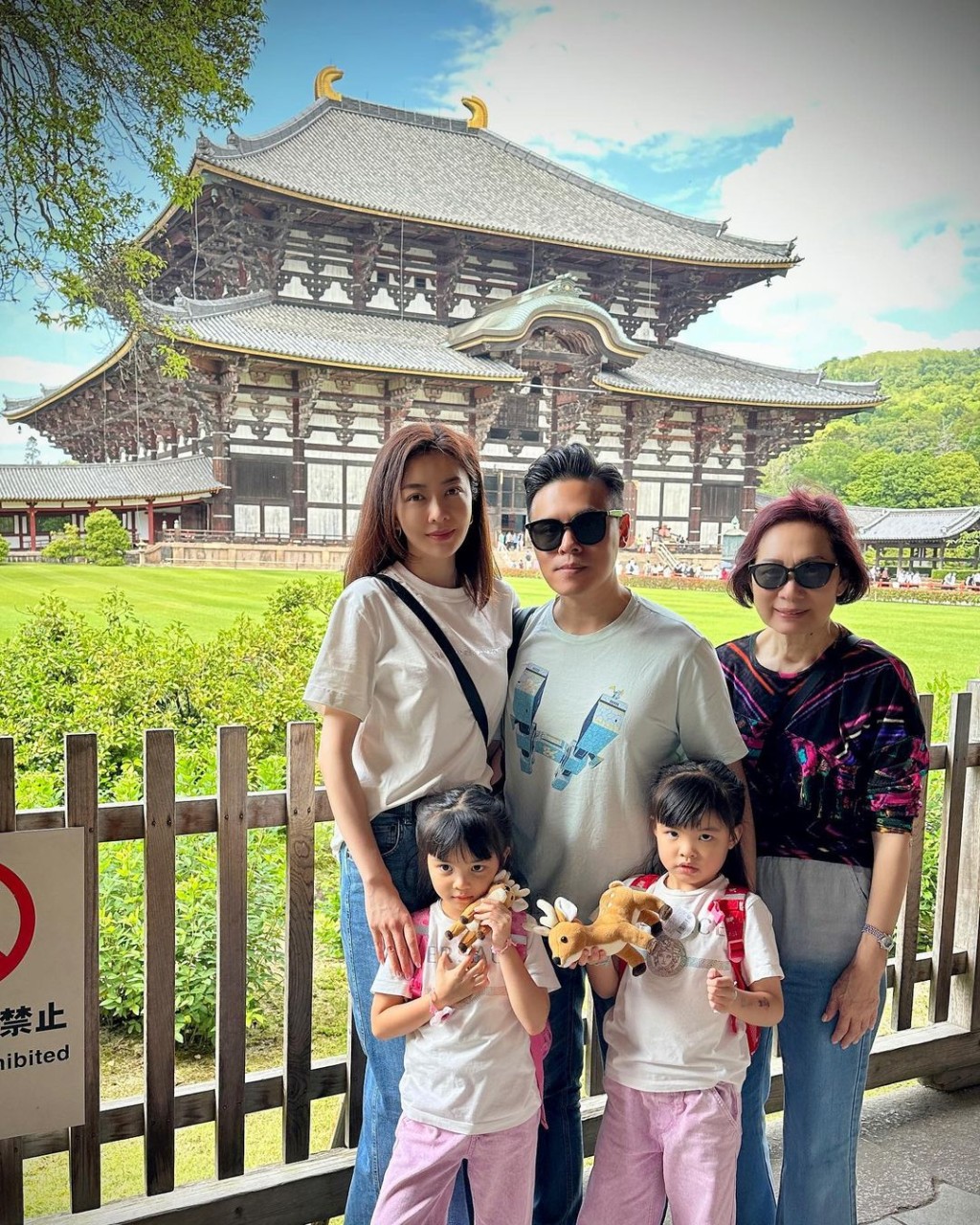 熊黛林帶同兩位女兒,陪伴丈夫及奶奶到日本旅行。