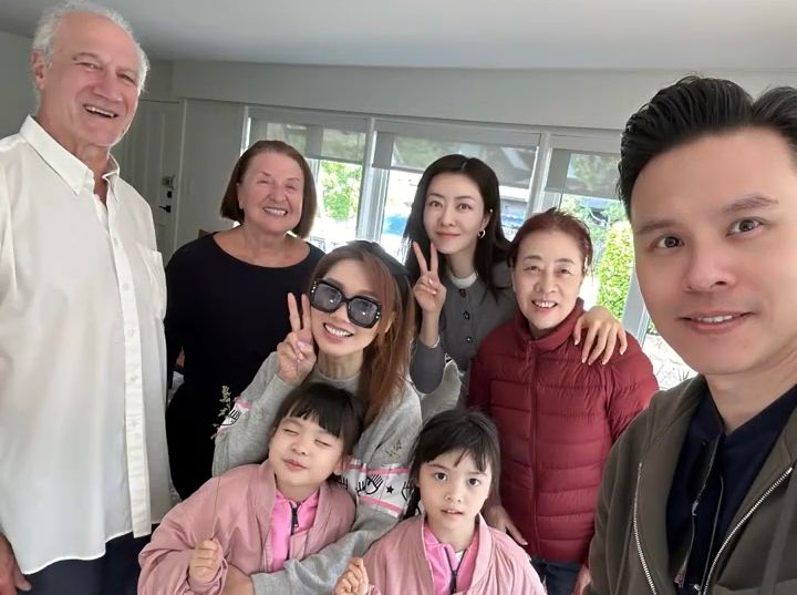 熊黛林的丈夫郭可頌帶家人探訪當年求學時寄住的家庭。