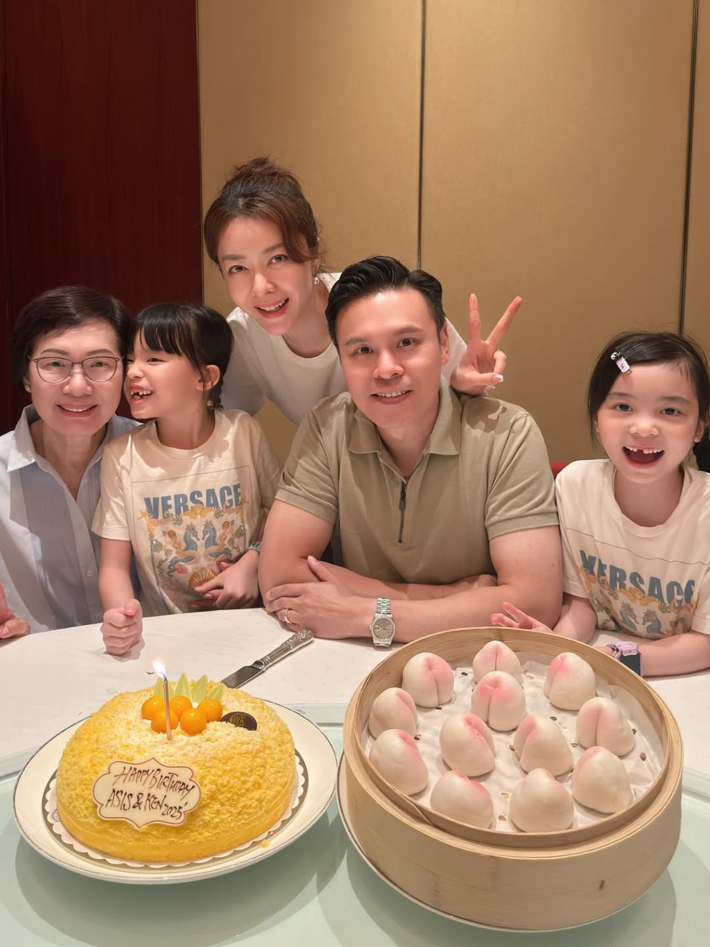 郭可頌慶祝生日,與母親、妻子及兩位女兒三代同堂。