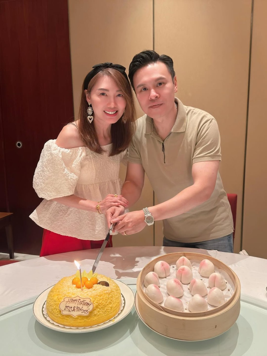 郭可頌與大姊一同切蛋糕,其姊外貌亮麗。