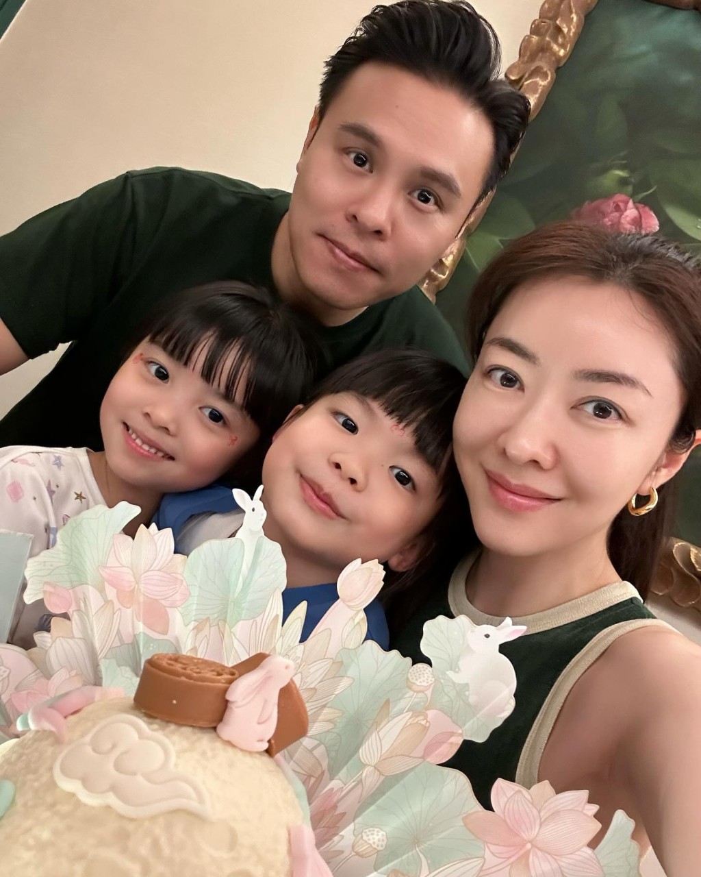 熊黛林在2018年誕下雙胞胎女兒。