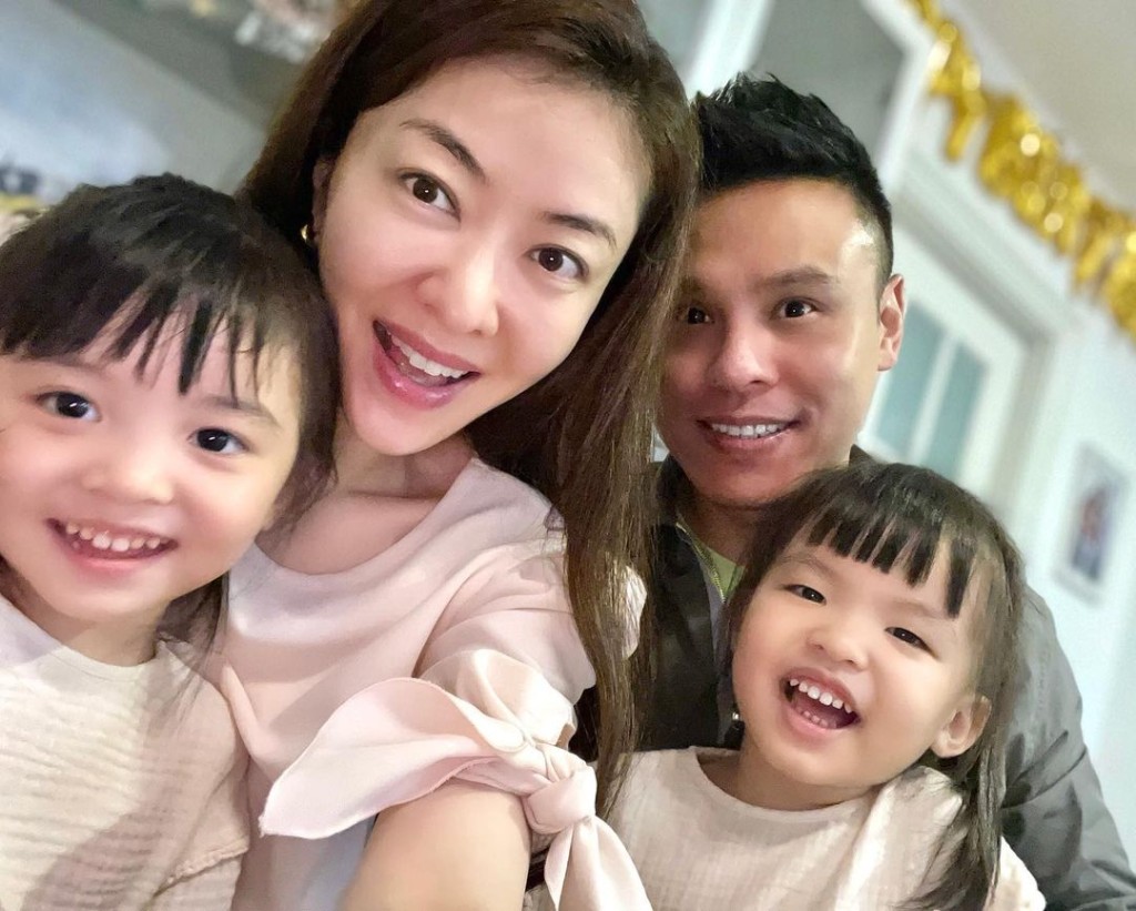 熊黛林的一對女兒年幼時樣貌較像媽媽。