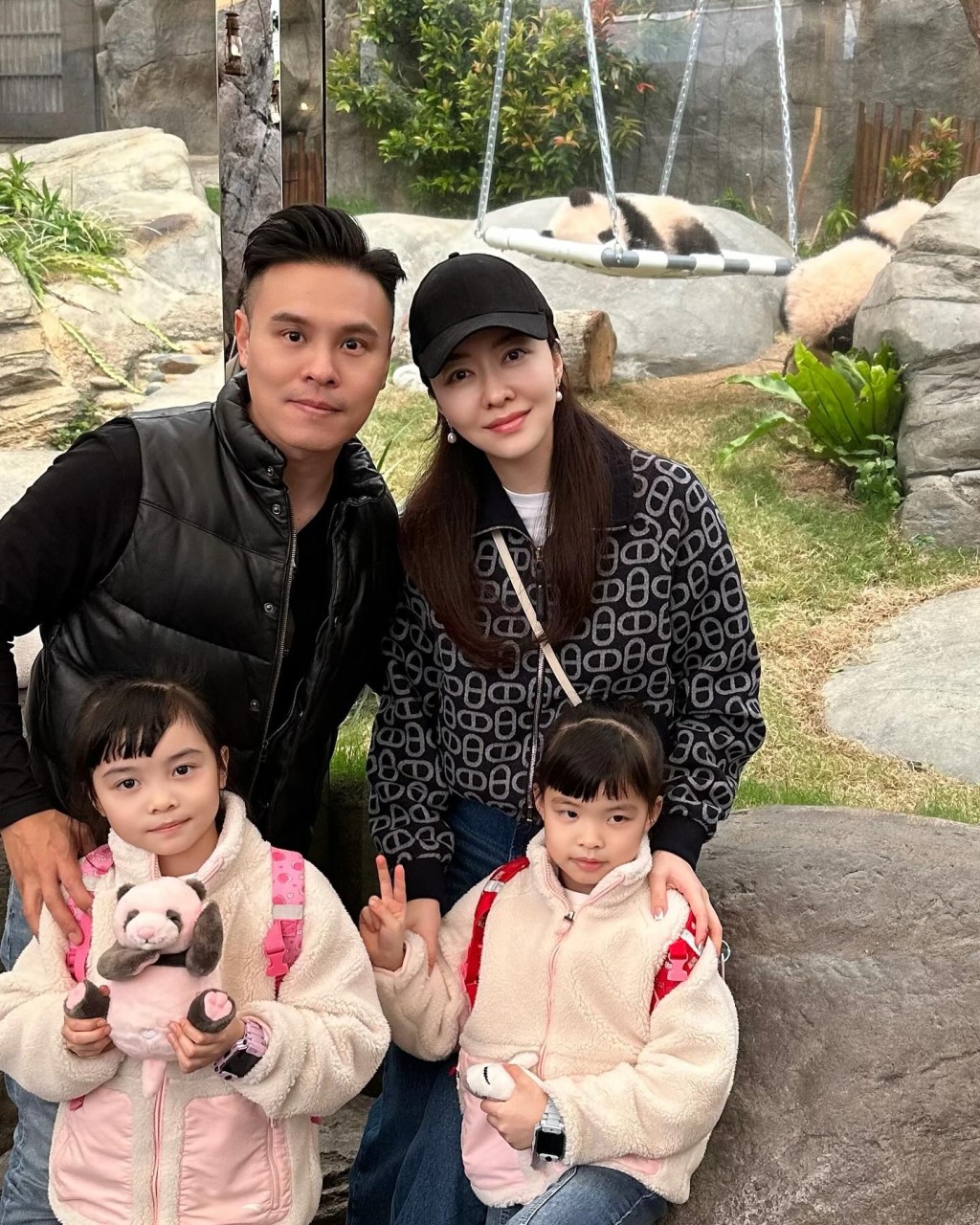 熊黛林丈夫分享一家四口合照,大女Kaylor(前左)五官越發像爸爸。