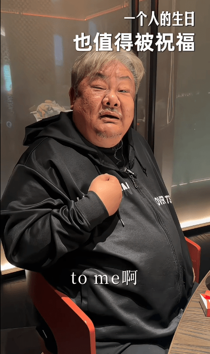 林雪唱生日歌給自己:「Happy birthday to me」。