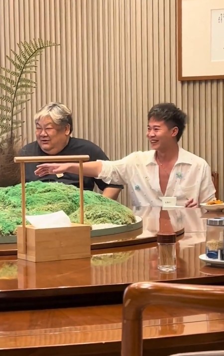 林雪左邊臉頰位置有一片黑色印記。