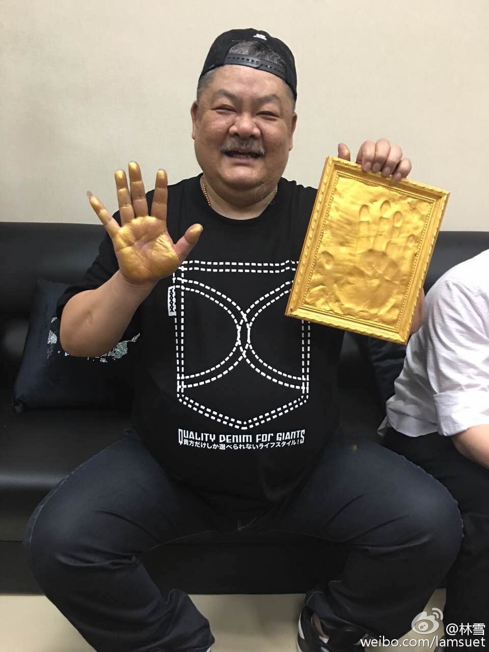 林雪進行打手印活動。