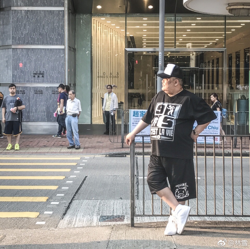 林雪經常穿著黑色T恤。