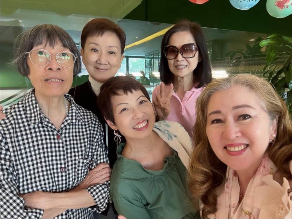張瑪莉近日與焦姣、李樂詩博士、夏妙然及Cezerine聚會。