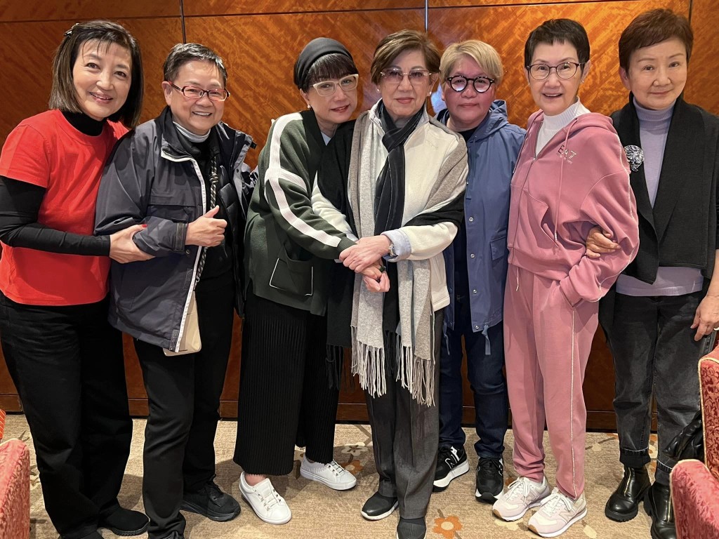 焦姣走出喪夫陰霾，與一眾好友見面。