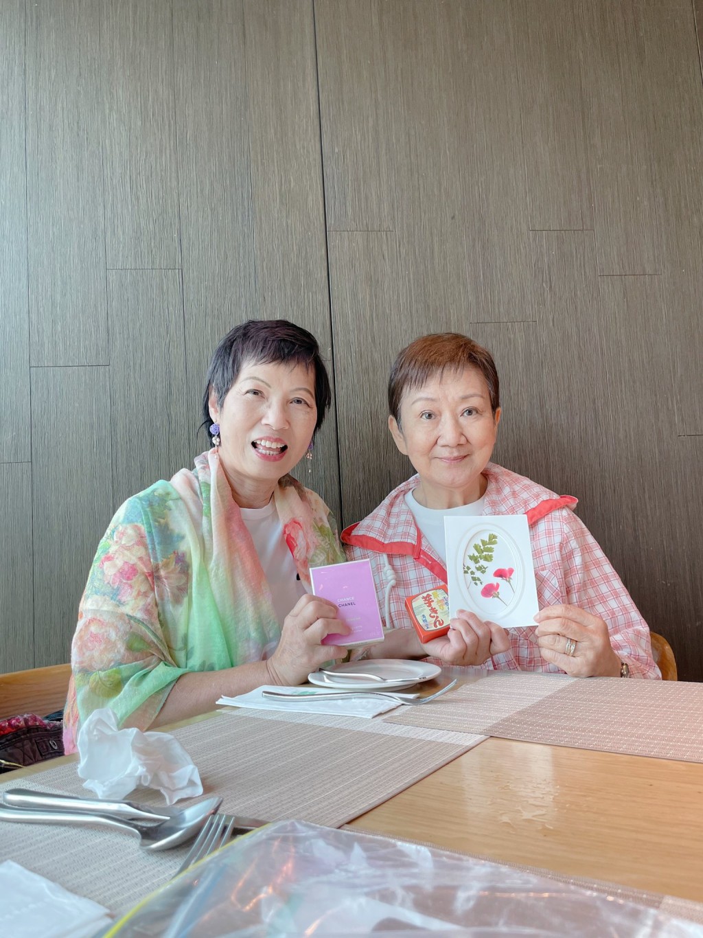 焦姣（右）與朋友慶祝83歲生日。
