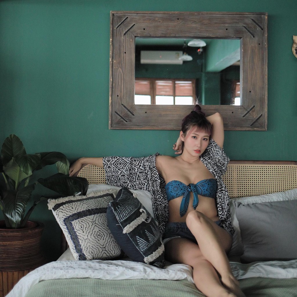 擁有火辣身材的莊韻澄於2016年推出首本寫真集《As She Was Born》。