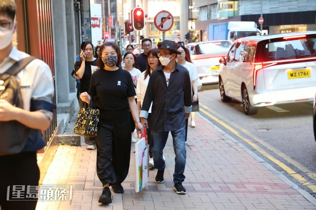昨晚七時許,梅啟明與泰籍未婚妻May May前往銅鑼灣禮賢大廈,於梅媽生前居所外進行路祭。