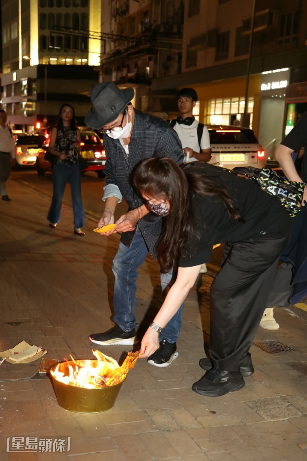 隨後點燃香燭並開始焚燒祭品。