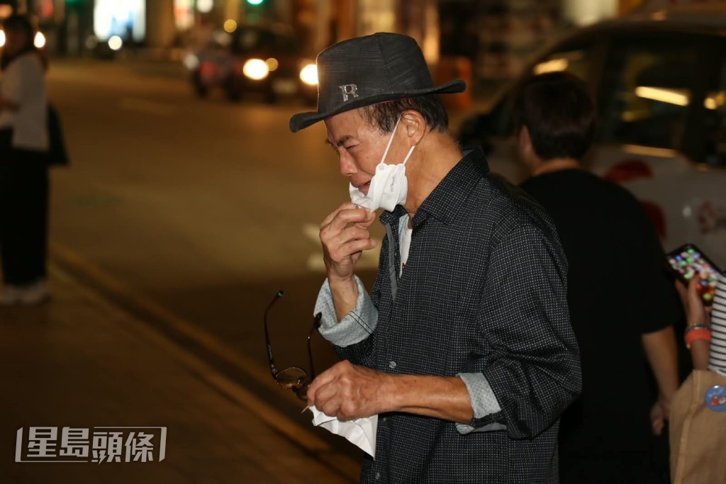 其後情緒激動的他更忍不住哭了起來。