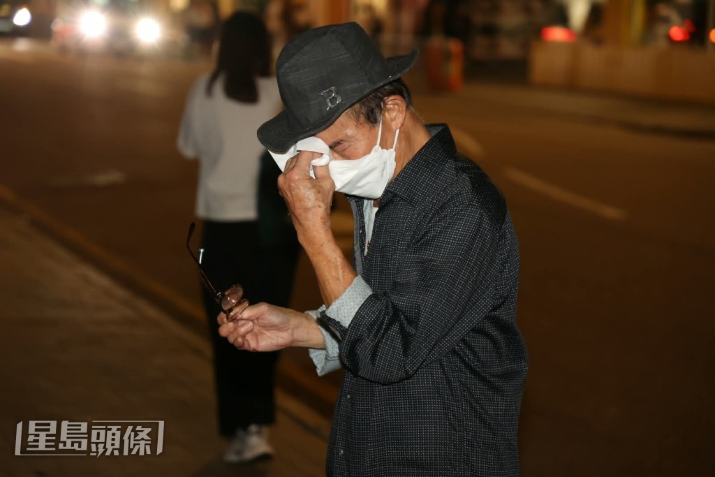 他多次拿出紙巾抹去眼淚和鼻涕。