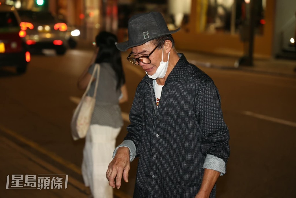 臉上盡是悲傷神情。