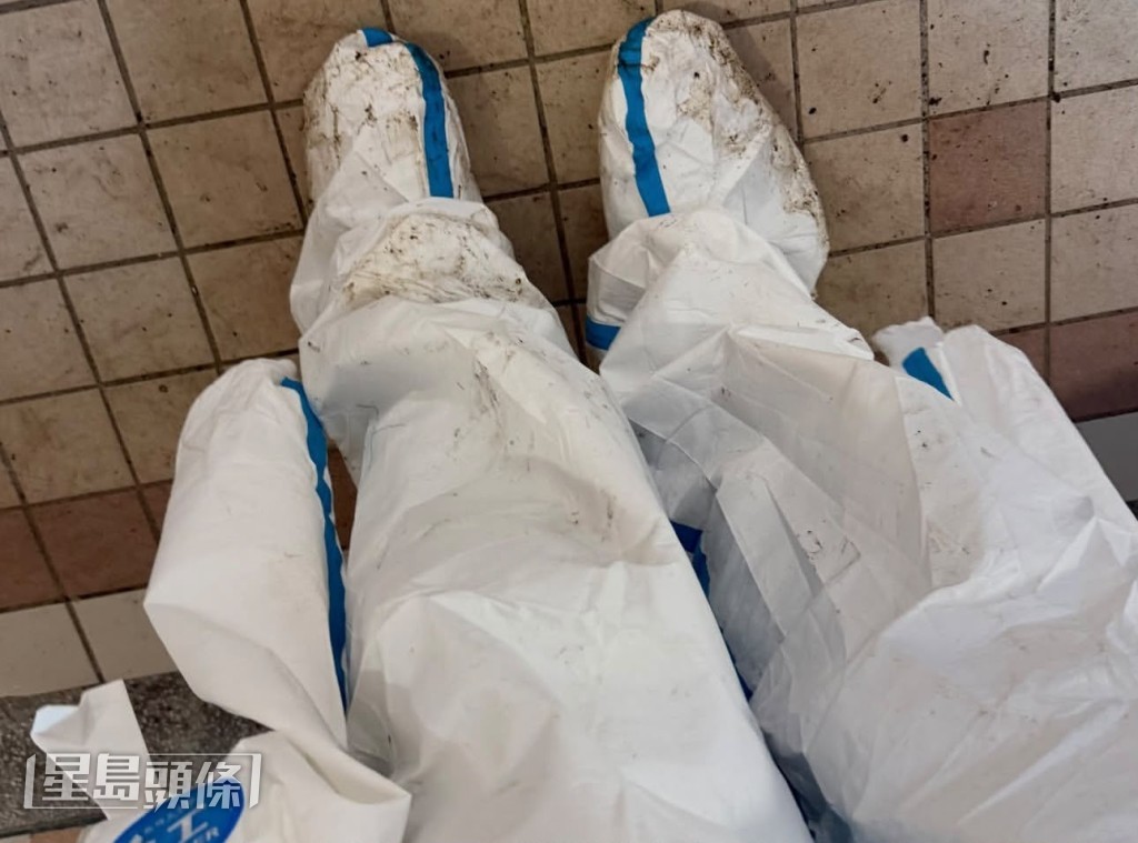 即使防護衣在過程中沾滿污漬,她依然繼續投入工作。