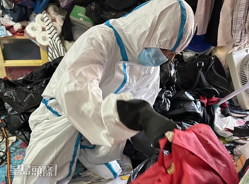她親身落手,協助長者清理家中堆積如山的雜物。