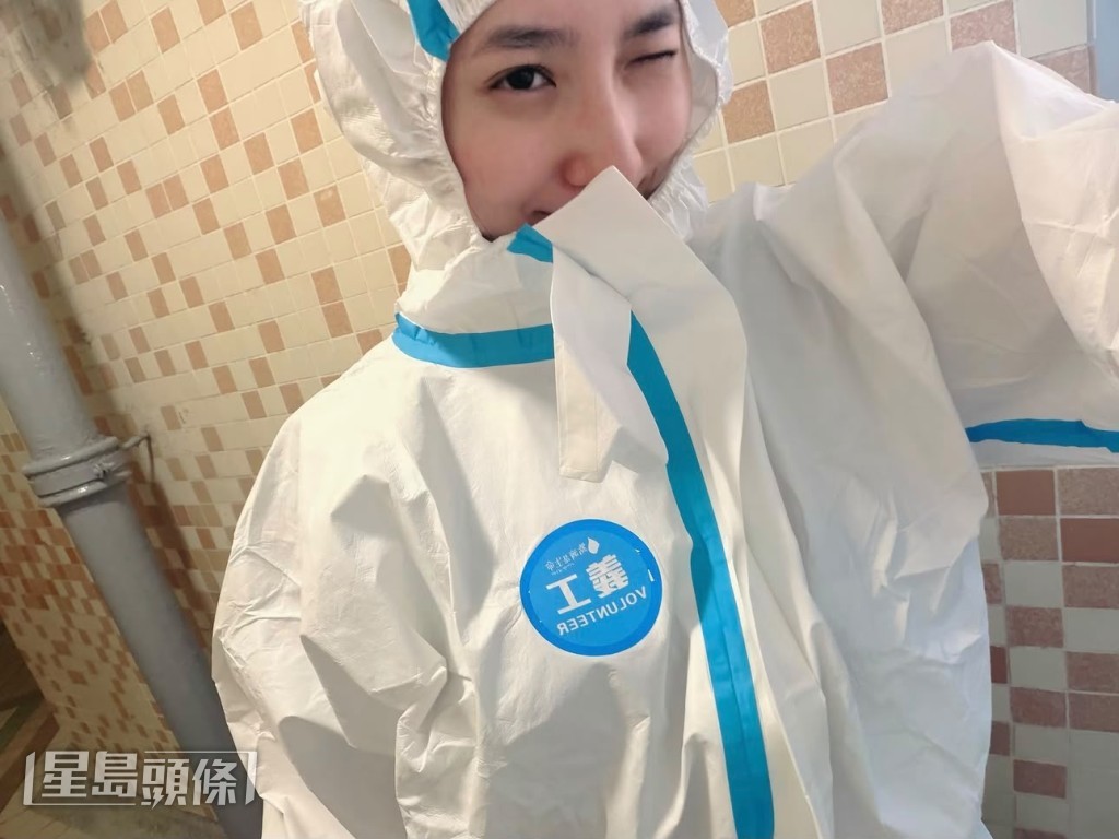 工作時,她穿上了全套白色防護衣,並佩戴了口罩及手套。
