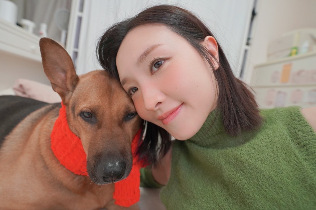 林欣彤與愛犬的自拍合照。