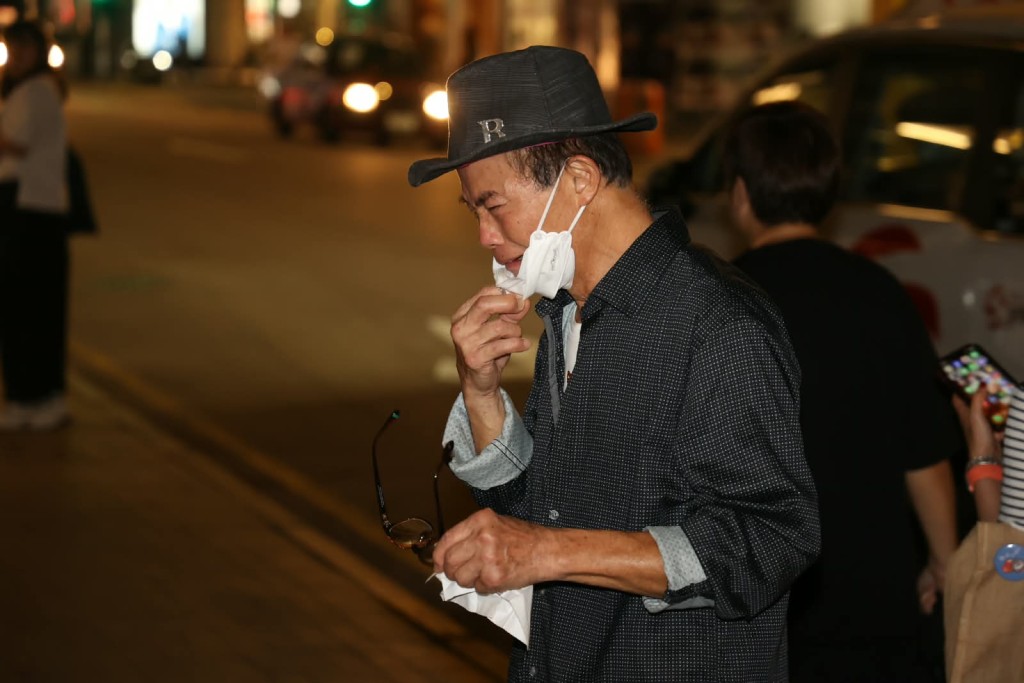 其後情緒激動，忍不住落淚。