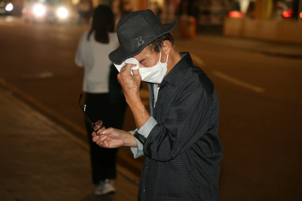 他多次拿出紙巾拭抹眼淚和鼻涕。