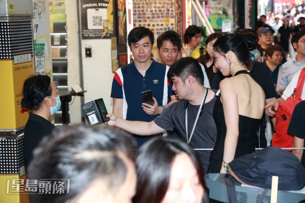 陳曉華親切地與現場粉絲合照。